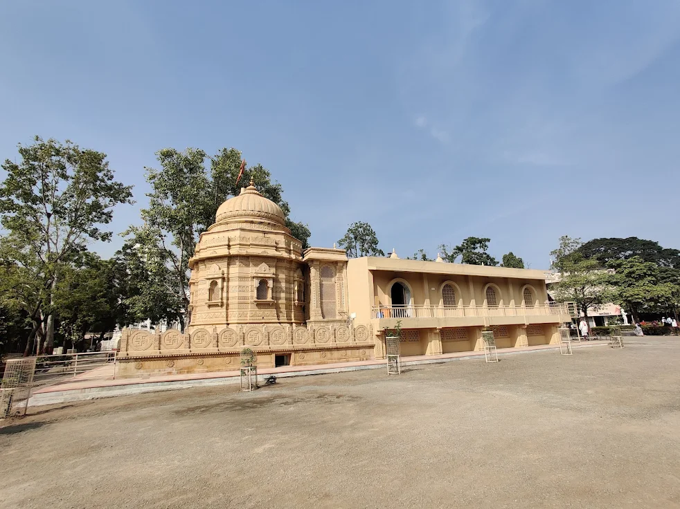 Pandharpur Yatri Niwas room interior Gajanan Maharaj Sansthan